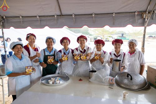 ภาพ No.127747:พิธีถวายภัตตาหารเป็นสังฆทาน แด่คณะพระธรรมยาตราฯ ในโครงการธรรมยาตราอัญเชิญพระบรมสารีริกธาตุ ประดิษฐาน ณ มหารัตนเจดีย์สิริปทุมสวรรค์ อ.บางกล่ำ จ.สงขลา วันที่ 8 มีนาคม พ.ศ. 2567