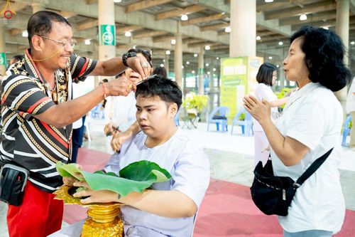 ภาพ No.242939:วันที่ 31 สิงหาคม พ.ศ. 2568 พิธีตัดปอยผมและปลงผม โครงการอุปสมบทหมู่บูชาธรรม ครบรอบ 108 ปี วันครูผู้ค้นพบวิชชาธรรมกาย ณ วัดพระธรรมกาย