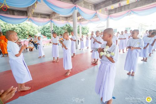 ภาพ No.215935:วันพฤหัสบดีที่ 3 เมษายน พ.ศ. 2568 พิธีบรรพชาสามเณร ภาคฤดูร้อน รุ่นที่ 15  บูชาธรรมหลวงพ่อธัมมชโย 81 ปี 81 รูป ณ ศูนย์ปฏิบัติธรรมสวนผึ้ง จ.ราชบุรี