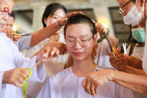 ภาพ No.143926:พิธีตัดปอยผมและปลงผมธรรมทายาท รุ่นเข้าพรรษา ณ มหาวิหารคด คอร์ 16 วัดพระธรรมกาย วันอาทิตย์ที่ 7 กรกฎาคม พ.ศ. 2567
