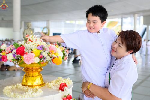 ภาพ No.80250:สาธุชนร่วมสรงน้ำพระและทำบุญ เนื่องในวันสงกรานต์ ณ หอฉันคุณยายอาจารย์ฯ วัดพระธรรมกาย วันที่ 13 เมษายน พ.ศ. 2566