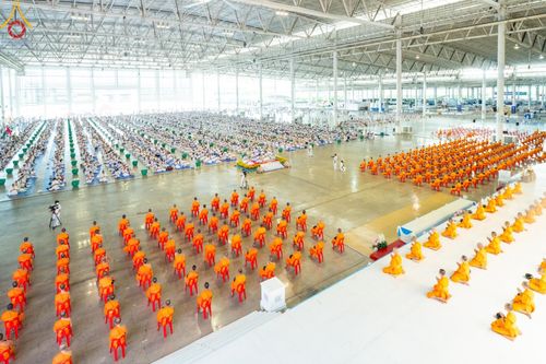 ภาพ No.139047:พิธีตักบาตร , พิธีบูชาข้าวพระ ณ ห้องแก้วสารพัด 1 สภาธรรมกายสากล วัดพระธรรมกาย วันอาทิตย์ต้นเดือนที่ 2 มิถุนายน พ.ศ. 2567