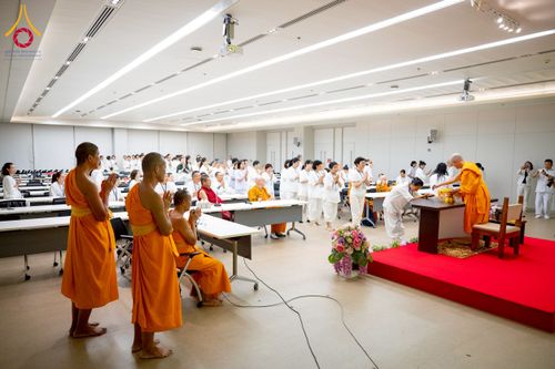 ภาพ No.222500:วันที่ 21 เมษายน พ.ศ. 2568 หลวงพ่อทัตตชีโวต้อนรับคณะสงฆ์จีน ณ อาคาร 100 ปี คุณยายมหารัตนอุบาสิกาจันทร์ ขนนกยูง วัดพระธรรมกาย