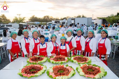 ภาพ No.195994:พิธีถวายภัตตาหารเป็นสังฆทาน แด่พระธรรมยาตรา ณ วัดโบสถ์(บน) ตำบลบางคูเวียง อำเภอบางกรวย จังหวัดนนทบุรี ในโครงการธรรมยาตรา กตัญญูบูชา มหาปูชนียาจารย์ พระมงคลเทพมุนี(สด จนฺทสโร) พระผู้ปราบมาร อนุสรณ์สถาน 7 แห่ง ปีที่ 13 วันที่ 16 มกราคม พ.ศ. 2568