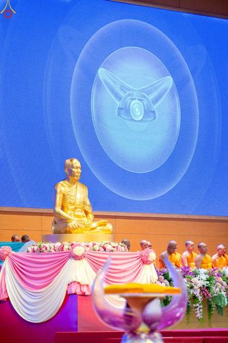 ภาพ No.251236:วันที่ 10 ตุลาคม พ.ศ. 2568 พิธีปฏิบัติธรรม ในวันคล้ายวันเกิด 141 ปี พระมงคลเทพมุนี (สด จนฺทสโร) พระผู้ปราบมาร ณ สภาธรรมกายสากล วัดพระธรรมกาย