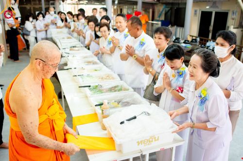 ภาพ No.115618:พิธีถวายภัตตาหารเป็นสังฆทาน แด่คณะพระธรรมยาตรา ปีที่ 12 วันที่ 20 มกราคม พ.ศ. 2567 ณ วัดโบสถ์(บน) บางคูเวียง จ.นนทบุรี