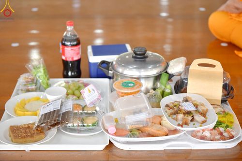 ภาพ No.162114:พิธีถวายภัตตาหารเมนูสวรรค์ เนื่องในวันออกพรรษา (ขึ้น 15 ค่ำ เดือน 11) วันพฤหัสบดีที่ 17 ตุลาคม พ.ศ. 2567 ณ หอฉันคุณยายอาจารย์ฯ วัดพระธรรมกาย