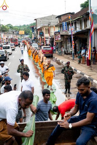 ภาพ No.140666:PhotoStory มหาศรัทธา ธรรมยาตราศรีลังกา EP.4 โครงการสยาม-ลังกา ธรรมยาตรา ฉลองเทศกาลวิสาขบูชาแห่งชาติ ศรีลังกา  บูชาธรรม 80 ปีหลวงพ่อธัมมชโย เส้นทางจาก เมืองดัมบูลลา ไปยัง เมืองมาตะเล  ตั้งแต่วันที่ 17-20 พฤษภาคม พ.ศ. 2567