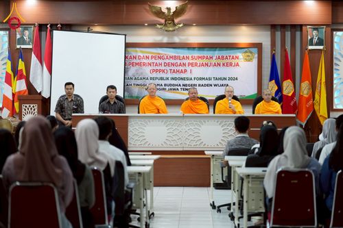 ภาพ No.227502:วันที่ 30 พฤษภาคม พ.ศ. 2568 สันติสุขจากสมาธิ แผ่ไพศาลในแดนอิเหนา : พระสงฆ์ไทยเยือนวิทยาลัยราเดนวิจายา อินโดนีเซีย