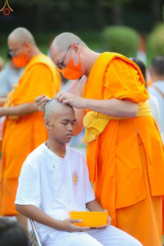 ภาพ No.102747:พิธีตัดปอยผม และปลงผมธรรมทายาท ชาวอินโดนีเซียกว่า 1,000 คน ณ มหาเจดีย์บุโรพุทโธ ประเทศอินโดนีเซีย อบรมระหว่างวันที่ 16-28 ธันวาคม พ.ศ. 2566
