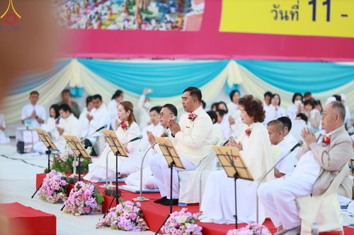 ภาพ No.195322:พิธีตักบาตรพระธรรมยาตรา ณ อนุสรณ์สถานลำดับที่ 3 สถานที่เกิดใหม่ในเพศสมณะ วัดสองพี่น้อง ต.ต้นตาล อ.สองพี่น้อง จ.สุพรรณบุรี ในโครงการธรรมยาตรา กตัญญูบูชา มหาปูชนียาจารย์ พระมงคลเทพมุนี(สด จนฺทสโร) พระผู้ปราบมาร ปีที่ 13 วันที่ 15 มกราคม พ.ศ.2568