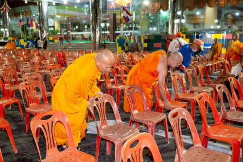 ภาพ No.237321:วันที่ 9-10 สิงหาคม พ.ศ. 2568 การเตรียมงาน เก็บงาน ของเจ้าหน้าที่ทุกสถานะ ในงานมหาสังฆทาน ตักบาตรพระ 10,000 รูป ใจกลางเมืองหาดใหญ่ จ.สงขลา