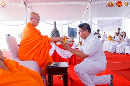 ภาพ No.224460:วันจันทร์ที่ 12 พฤษภาคม พ.ศ. 2568  ชาวพุทธในอินโดนีเซีย ร่วมฉลองวิสาขบูชาจุดประทีปกว่า 200,000 ดวง ณ พระมหาเจดีย์บรมพุทโธ  เจริญพุทธมนต์ถวาย “พระวชิรเกล้าเจ้าอยู่หัว”