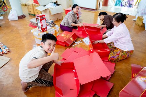 ภาพ No.220020:วันจันทร์ที่ 14 เมษายน พ.ศ. 2568 พระครูสิทธิรัตนวิเทศ ผู้ช่วยเจ้าอาวาสวัดพระธรรมกาย พร้อมด้วยผู้แทนมูลนิธิธรรมกาย และศิษยานุศิษย์หลวงพ่อธัมมชโย ออกเดินทางไปยังพื้นที่เมืองมัณฑะเลย์ สาธารณรัฐแห่งสหภาพเมียนมา โดยได้รับความเมตตาประสานงานเจ้าหน้าที่ภาครัฐจาก