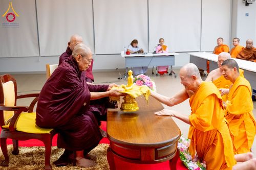 ภาพ No.222641:วันที่ 23 เมษายน พ.ศ. 2568 หลวงพ่อทัตตชีโวต้อนรับคณะสงฆ์เมียนมาร์ ณ อาคาร 100 ปี คุณยายมหารัตนอุบาสิกาจันทร์ ขนนกยูง วัดพระธรรมกาย