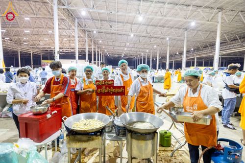 ภาพ No.203178:พิธีถวายภัตตาหารเป็นสังฆทาน แด่พระธรรมยาตรา ณ วัดพระธรรมกาย ตำบลคลองสาม อำเภอคลองหลวง จังหวัดปทุมธานี ในโครงการธรรมยาตรา กตัญญูบูชา มหาปูชนียาจารย์ พระมงคลเทพมุนี(สด จนฺทสโร) พระผู้ปราบมาร อนุสรณ์สถาน 7 แห่ง ปีที่ 13 วันที่ 29 มกราคม พ.ศ. 2568