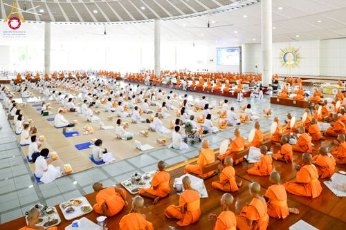 ภาพ No.217109:วันเสาร์ที่ 12 เมษายน พ.ศ. 2568 พิธีบุพเปตพลี ครั้งที่ 162 ร่วมอุทิศบุญแด่หมู่ญาติที่ล่วงลับไปแล้ว และพิธีถวายภัตตาหารเมนูสวรรค์ ณ หอฉันคุณยายอาจารย์ฯ วัดพระธรรมกาย