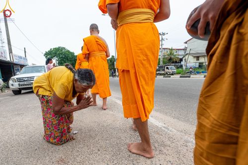 ภาพ No.139396:พิธีตักบาตรรอบเมืองดัมบุลล่า เทศกาลวิสาขบูชาแห่งชาติ ศรีลังกา เมื่อวันที่ 16 พฤษภาคมที่ผ่านมา คณะสงฆ์จากวัดพระธรรมกาย และคณะพระภิกษุสามเณรศรีลังกา ในโครงการสยาม-ลังกา ธรรมยาตรา ฉลองเทศกาลวิสาขบูชาแห่งชาติ ศรีลังกา บูชาธรรม 80 ปีหลวงพ่อธัมมชโย