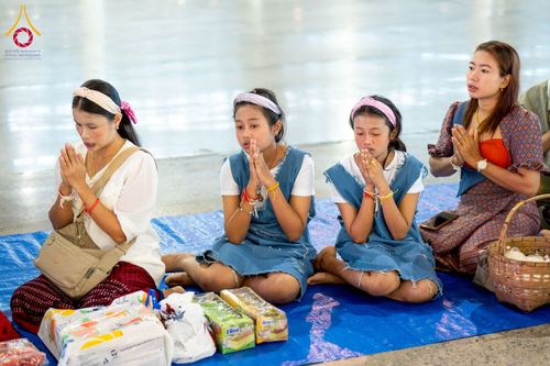 ภาพ No.256752:วันที่ 5 ตุลาคม พ.ศ. 2568 พิธีตักบาตร ข้าวสารอาหารแห้ง ณ บ้านแก้วเรือนทองคุณยายฯ สภาธรรมกายสากล วัดพระธรรมกาย