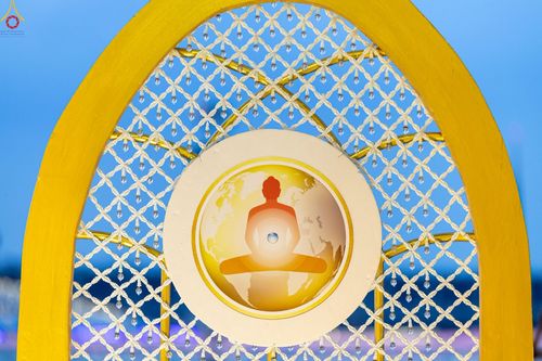 ภาพ No.223944:วันวิสาขบูชา วันอาทิตย์ที่ 11 พฤษภาคม พ.ศ. 2568 พิธีจุดวิสาขประทีป ,  พิธีเวียนประทักษิณรอบพระมหาธรรมกายเจดีย์ , พิธีฉลองชัยสวดมนต์บทธัมมจักกัปปวัตตนสูตร ครบ 7,357,000,000 จบ ณ มหารัตนวิหารคด วัดพระธรรมกาย