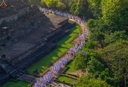 ภาพ No.103041:พิธีวันทาเจดีย์ พิธีเวียนประทักษิณ ธรรมทายาทชาวอินโดนีเซียกว่า 1,000 คน ณ มหาเจดีย์บุโรพุทโธ ประเทศอินโดนีเซีย ในวันที่ 19 ธันวาคม พ.ศ. 2566