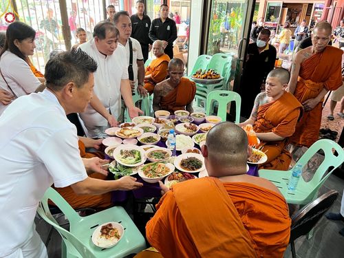 ภาพ No.92814:พิธีประเพณีตักบาตรเทโวโรหณะ พิธีทอดกฐิน และพิธีกรานกฐิน ณ วัดบางบัว แขวงอนุสาวรีย์ เขตบางเขน กรุงเทพมหานคร วันที่ 5 พฤศจิกายน พ.ศ. 2566