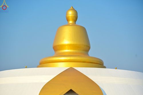 ภาพ No.201009:พิธีตักบาตรพระธรรมยาตรา ณ อนุสรณ์สถานลำดับที่ 5 สถานที่เผยแผ่วิชชาธรรมกายครั้งแรก อนุสรณ์สถานบางปลา วัดบางปลา อำเภอบางเลน จังหวัดนครปฐม ในโครงการธรรมยาตรา กตัญญูบูชา มหาปูชนียาจารย์ พระมงคลเทพมุนี(สด จนฺทสโร) พระผู้ปราบมาร อนุสรณ์สถาน 7 แห่ง ปีที่ 13