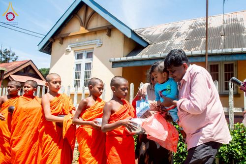 ภาพ No.225635:วันที่ 5 พฤษภาคม พ.ศ. 2568 พิธีบิณฑบาตรอบเมืองนูวราอิลิย่า ฉลองเทศกาลวิสาขบูชา แห่งชาติประเทศศรีลังกา