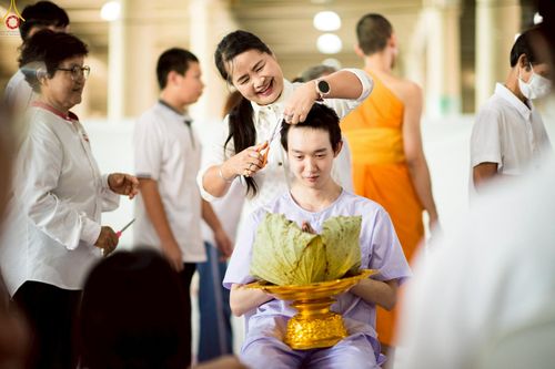 ภาพ No.228499:วันเสาร์ที่ 7 มิถุนายน พ.ศ. 2568 พิธีปลงผมโครงการอุปสมบทหมู่ธรรมทายาท ระดับอุดมศึกษา รุ่นที่ 52 ภาคฤดูฝน ณ วิหารคด 9 วัดพระธรรมกาย