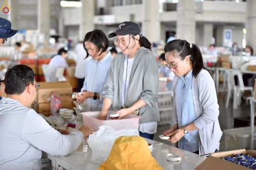 ภาพ No.239965:วันที่ 20-23 สิงหาคม พ.ศ. 2568 การเตรียมงานวันธรรมชัย ใส่ถ่านประทีป LED ที่วิหารคด 7 และ 25 วัดพระธรรมกาย