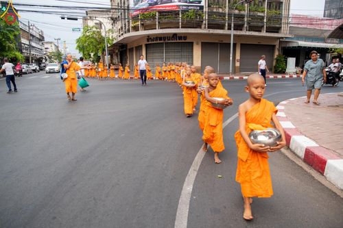 ภาพ No.62031:สามเณรจากศูนย์อบรมเยาวชนสุรินทร์ ออกบิณฑบาต รอบอำเภอเมือง จ.สุรินทร์ ในโครงการบรรพชาสามเณร ฟื้นฟูพระพุทธศาสนาทั่วไทย วันที่ 9 เมษายน พ.ศ. 2567