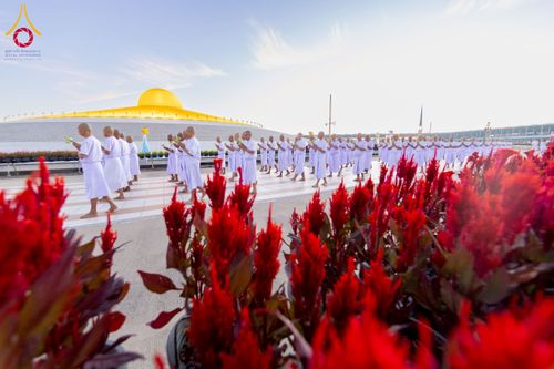 ภาพ No.276592:วันเสาร์ที่ 6 ธันวาคม  พ.ศ. 2568 พิธีเวียนประทักษิณและพิธีวันทาเจดีย์ โครงการอุปสมบทบูชาธรรมมหาปูชนียาจารย์ ประจำปี พ.ศ.2568 โครงการบวชพระนานาชาติ AEC และ WAB รุ่น CEO (นักบริหาร) รุ่นที่ 5 ณ มหาธรรมกายเจดีย์ วัดพระธรรมกาย