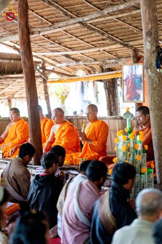 ภาพ No.174432:พิธีตักบาตรพระ,พิธีทอดผ้าป่า พิธีกลั่นแผ่นดินโปรยรัตนชาติ  สร้างพระอุโบสถและเจดีย์ วัดป่าสัมมาทิฏฐิและวัดสิริขันโท แขวงอัตตะปือ สปป. ลาว วันที่ 29 ตุลาคม พ.ศ. 2567