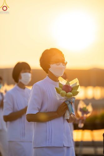 ภาพ No.101405:พิธีเวียนประทักษิณ, พิธีวันทาเจดีย์, พิธีขอขมาและมอบผ้าไตร ในโครงการอุปสมบทหมู่ รุ่นบูชาธรรมมหาปูชนียาจารย์ ณ วัดพระธรรมกาย ในวันที่ 9 ธันวาคม พ.ศ. 2566