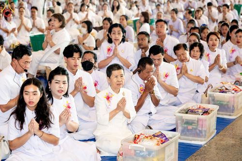 ภาพ No.143376:พิธีตักบาตร ข้าวสารอาหารแห้ง ณ บ้านแก้วเรือนทองคุณยายฯ และ พิธีบูชาข้าวพระ  ณ สภาธรรมกายสากล วัดพระธรรมกาย วันอาทิตย์ที่ 7 กรกฎาคม พ.ศ. 2567