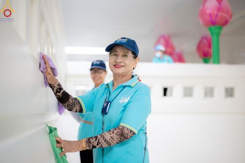 ภาพ No.145938:ชมรมจิตอาสาอนุรักษ์สิ่งแวดล้อม รับบุญทำความสะอาดบริเวณโบสถ์พระไตรปิฎก วัดพระธรรมกาย จ.ปทุมธานี วันที่ 25 กรกฎาคม พ.ศ. 2567