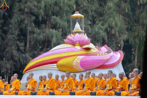 ภาพ No.189181:พระธรรมยาตราปฏิบัติธรรม และถ่ายภาพหมู่ประวัติศาสตร์ ในโครงการธรรมยาตรา กตัญญูบูชา มหาปูชนียาจารย์ พระมงคลเทพมุนี(สด จนฺทสโร) พระผู้ปราบมาร อนุสรณ์สถาน 7 แห่ง ปีที่ 13 วันที่ 4 มกราคม พ.ศ. 2568 ณ อนุสรณ์สถานมหาวิหารพระมงคลเทพมุนี (โลตัสแลนด์) อ.สองพี่น้อง