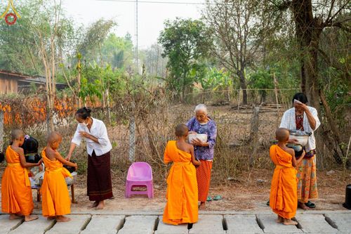 ภาพ No.136964:Photo Story  มหัศจรรย์วัดดงดินแดง Episode 5 กิจกรรมถ่ายภาพหมู่ประวัติศาสตร์ และตักบาตรฉลองพระ-เณรกว่า 500 รูป วันที่ 6 เมษายน พ.ศ. 2567