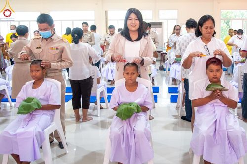 ภาพ No.59103:พิธีปลงผมและแห่นาคธรรมทายาท ในโครงการบรรพชาสามเณร ภาคฤดูร้อน เฉลิมพระเกียรติพระบาทสมเด็จพระเจ้าอยู่หัว เนื่องในโอกาส  พระราชพิธีมหามงคลเฉลิมพระชนมพรรษา 6 รอบ  ปลงผมนาคในวันที่ 21 เมษายน พ.ศ 2567 ณ วัดกลางธนรินทร์ (ธรรมอุทยานบ้านแป้ง)