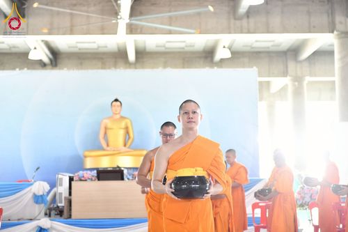 ภาพ No.256649:วันที่ 11 ตุลาคม พ.ศ. 2568 พิธีตักบาตรฉลองพระใหม่  โครงการอุปสมบทบูชาธรรม 141 ปี  พระมงคลเทพมุนี (สด จนฺทโร) ผู้ค้นพบวิชชาธรรมกาย ณ มหาวิหารคด 9 วัดพระธรรมกาย