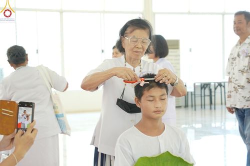 ภาพ No.134825:พิธีตัดปอยผม พิธีขอขมารับผ้าไตร พิธีบรรพชา และพิธีถวายบาตร ในโครงการบรรพชาสามเณร ฟื้นฟูพระพุทธศาสนาทั่วไทย  ณ ศูนย์ปฏิบัติธรรมและศูนย์อบรมเยาวชนเพชรบุรี ต.ท่าแลง อ.ท่ายาง จ.เพชรบุรี