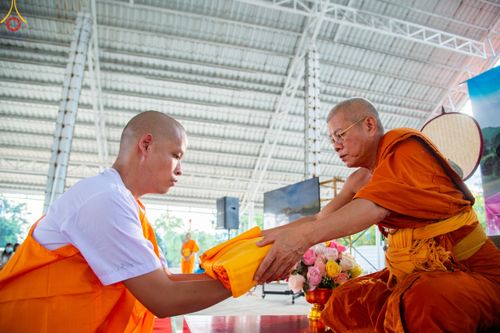 ภาพ No.101565:พิธีขอขมาและมอบผ้าไตร ในโครงการอุปสมบทบูชาธรรม มหาปูชนียาจารย์ พ.ศ. 2566 ณ ธุดงคสถานลำพูน ต.เหล่ายาว อ.บ้านโฮ่ง จ.ลำพูน  วันที่ 7 ธันวาคม พ.ศ. 2566