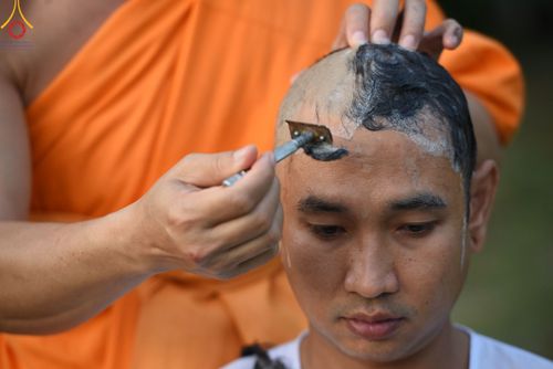 ภาพ No.101023:พิธีตัดปอยผมและปลงผมธรรมทายาท โครงการอุปสมบทบูชาธรรมมหาปูชนียาจารย์ พ.ศ. 2566 ณ ศูนย์อบรมจังหวัดสระบุรี วันเสาร์ที่ 2 ธันวาคม พ.ศ. 2566