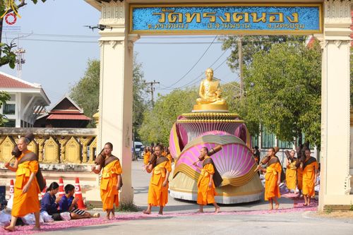 ภาพ No.190596:พิธีต้อนรับพระธรรมยาตรา ณ อนุสรณ์สถาน สถานที่ตั้งมโนปณิธานบวชตลอดชีวิต อนุสรณ์สถานคลองบางนางแท่น อ.สามพราน จ.นครปฐม ในโครงการธรรมยาตรา กตัญญูบูชา มหาปูชนียาจารย์ พระมงคลเทพมุนี(สด จนฺทสโร) พระผู้ปราบมาร อนุสรณ์สถาน 7 แห่ง ปีที่ 13 วันที่ 7 ม.ค.2568