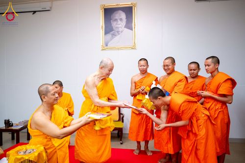 ภาพ No.222957:วันที่ 23 เมษายน พ.ศ. 2568 หลวงพ่อทัตตชีโวต้อนรับคณะสงฆ์ World Pec ณ อาคาร 100 ปี คุณยายมหารัตนอุบาสิกาจันทร์ ขนนกยูง วัดพระธรรมกาย