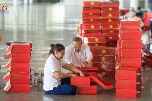 ภาพ No.212239:วันพุธที่ 19 มีนาคม พ.ศ. 2568 การบรรจุไทยธรรมลงกล่องสำเร็จ 43,500 กล่อง เพื่อถวายแด่พระสังฆาธิการ 40,000 กว่าวัดทั่วไทย ในวันคุ้มครองโลก 22 เมษายน พ.ศ. 2568 ณ บ้านแก้วเรือนทองคุณยายฯ วัดพระธรรมกาย