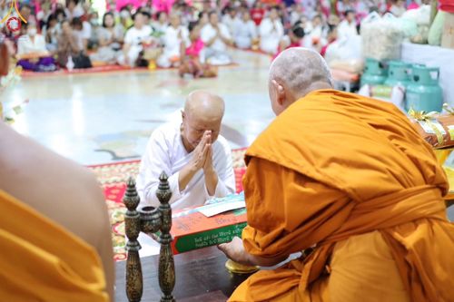 ภาพ No.164200:พิธีทอดกฐินวัดสามพราน จ.นครปฐม ในโครงการกฐินสามัคคีทั่วไทย 30,000 วัด บูชาธรรม 80 ปี หลวงพ่อธัมมชโย โดย คณะศิษยานุศิษย์วัดพระธรรมกาย วันที่ 20 ตุลาคม พ.ศ. 2567