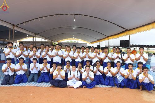 ภาพ No.91381:พิธีทอดผ้าป่ายกยอดดอกบัวสิริปทุมทิพย์  ประดิษฐาน ณ ปทุมเจดีย์  (เจดีย์พระพุทธเจ้า ๕ พระองค์) ณ ศูนย์อบรมเยาวชนจังหวัดปัตตานี 22 ตุลาคม พ.ศ.2566