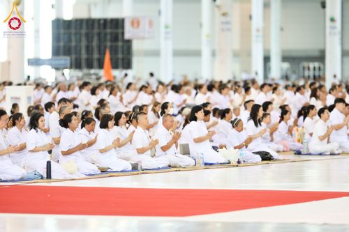 ภาพ No.264284:วันอาทิตย์ที่ 2 พฤศจิกายน พ.ศ. 2568 พิธีบูชาข้าวพระ ณ สภาธรรมกายสากล วัดพระธรรมกาย