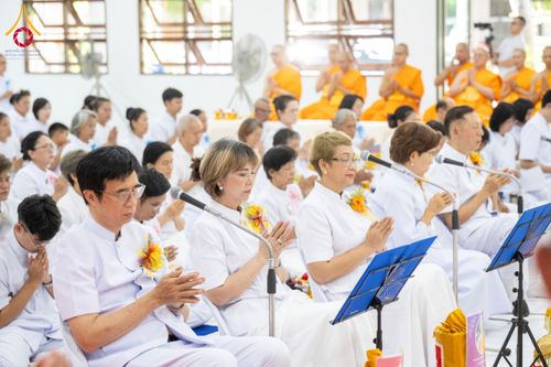 ภาพ No.160783:พิธีเจริญพระพุทธมนต์ และปิดแผ่นทองรูปเหมือน พระเดชพระคุณพระมงคลเทพมุนี (สด จนฺทสโร) พระผู้ปราบมาร จำนวน 3 องค์ วันเสาร์ที่ 5 ตุลาคม พ.ศ. 2567 ณ อาคารปลูกศรัทธา 2 (ชานชลาเดิม) วัดพระธรรมกาย อ.คลองหลวง จ.ปทุมธานี